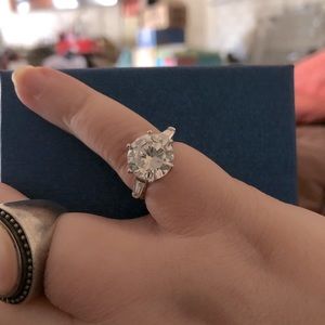 3qt zirconia stone on a 9.25 silver band